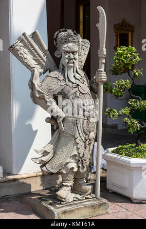 Bangkok, Thailand. Chinesischen Guardian Statue außerhalb des Ubosot, Wat Pho (Liegenden Buddha) Tempel. Stockfoto