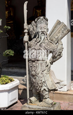 Bangkok, Thailand. Chinesischen Guardian Statue außerhalb des Ubosot, Wat Pho (Liegenden Buddha) Tempel. Stockfoto