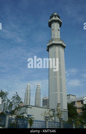 Moschee in Kampung Baru, Kuala Lumpur, Malaysia mit Petronas Twin Towers im Hintergrund Stockfoto