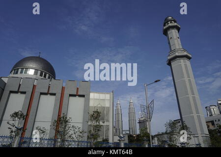 Moschee in Kampung Baru, Kuala Lumpur, Malaysia mit Petronas Twin Towers im Hintergrund Stockfoto