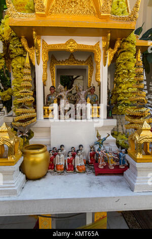 Bangkok, Thailand. Ein San Phra Phum, Thai Geist Haus des Geistes, der das Land, auf dem ein Haus oder andere Gebäude errichtet wird. Stockfoto