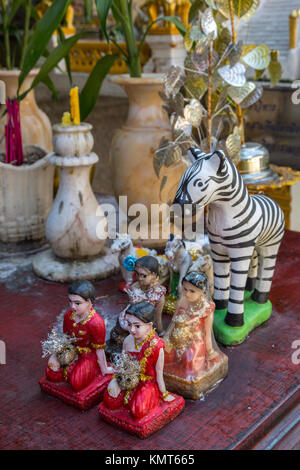 Bangkok, Thailand. Angebote im San Phra Phum, Thai Geist Haus des Geistes, der das Land, auf dem ein Haus oder andere Gebäude errichtet wird. Stockfoto