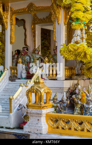 Bangkok, Thailand. Ein San Phra Phum, Thai Geist Haus des Geistes, der das Land, auf dem ein Haus oder andere Gebäude errichtet wird. Stockfoto