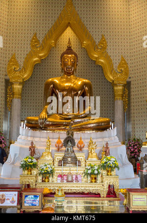 Bangkok, Thailand. Wat Traimit, Tempel des Goldenen Buddha. Der Buddha sitzt in der Bhumisparsha Geste, die die Erde zu bezeugen. Stockfoto