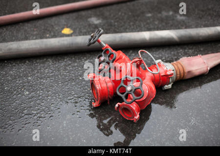 Wasserlauf Feuerlöscher rot bereit im Außenbereich zu verwenden. Stockfoto