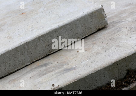 Zwei Betonplatten wurden übereinander gelegt. Diese sind große strukturelle Elemente in der Regel in den Bau und in die Modernisierung verwendet Stockfoto