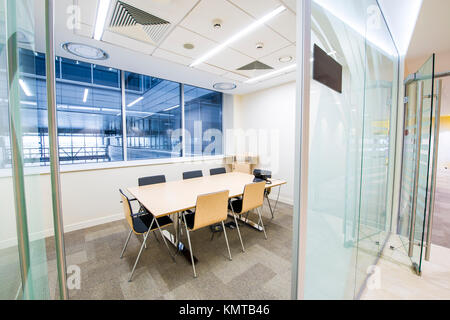 Leeren kleinen Konferenzraum. Helle und moderne Einrichtung. Wände aus Glas Stockfoto