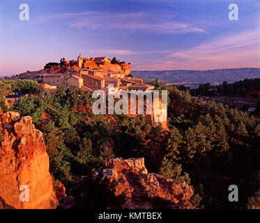 Roussillon, hoch liegendes Dorf im Luberon, Vaucluse, Provence, Frankreich Stockfoto