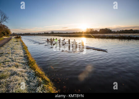 Die ruderer auf dem Fluss Cam in Cambridge an einem kalten einfrieren Samstag Morgen bei Sonnenaufgang. Stockfoto