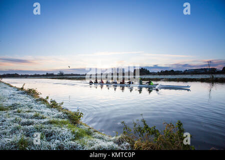 Die ruderer auf dem Fluss Cam in Cambridge an einem kalten einfrieren Samstag Morgen bei Sonnenaufgang. Stockfoto