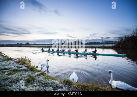 Die ruderer auf dem Fluss Cam in Cambridge an einem kalten einfrieren Samstag Morgen bei Sonnenaufgang. Stockfoto