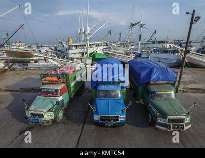 Alte Transporter Truck und das tägliche Leben in Paotere Hafen - Makassar. Stockfoto