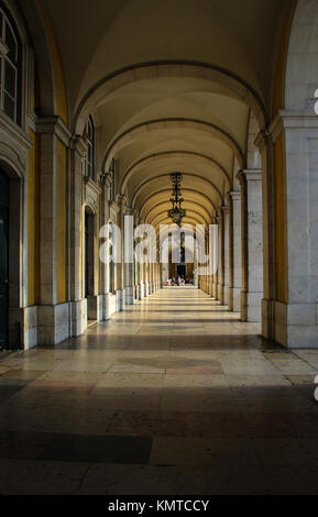 Steinernen Torbogen rund um den Praça do Comércio im Zentrum von Lissabon, Portugal Stockfoto