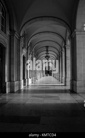 Steinernen Torbogen rund um den Praça do Comércio im Zentrum von Lissabon, Portugal Stockfoto