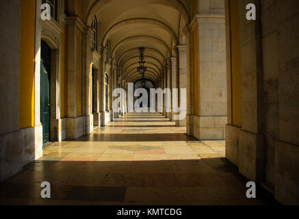 Steinernen Torbogen rund um den Praça do Comércio im Zentrum von Lissabon, Portugal Stockfoto