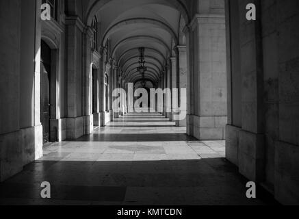 Steinernen Torbogen rund um den Praça do Comércio im Zentrum von Lissabon, Portugal Stockfoto