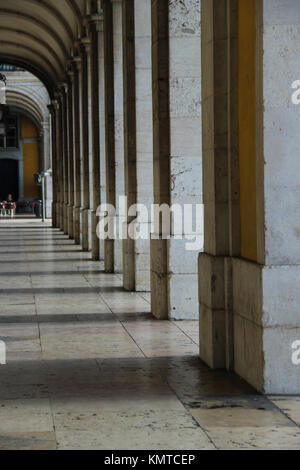 Steinernen Torbogen rund um den Praça do Comércio im Zentrum von Lissabon, Portugal Stockfoto