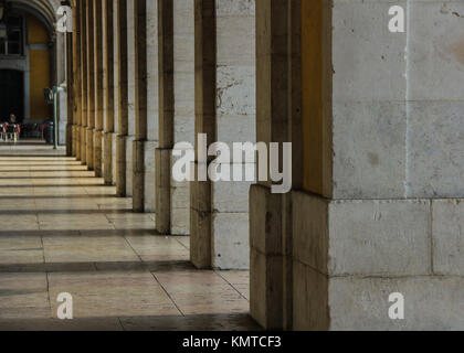 Steinernen Torbogen rund um den Praça do Comércio im Zentrum von Lissabon, Portugal Stockfoto