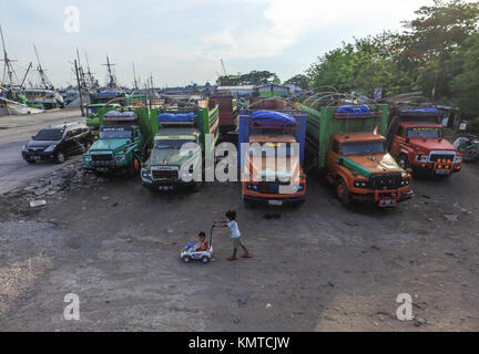 Alte Transporter Truck und das tägliche Leben in Paotere Hafen - Makassar. Stockfoto