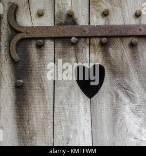 Herz aus Holz geschnitzt Stockfoto