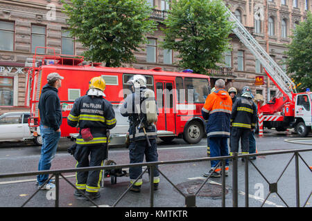 Sankt Petersburg, Russland, am Morgen des 13. September 2017. Feuerwehrmänner ein großes Feuer auf dem Dach eines Wohnhauses löschen auf der Straße Stockfoto