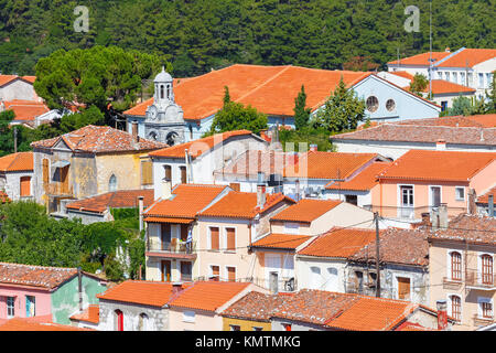 Das malerische Dorf Agiasos ist im südlichen Teil der Insel Lesvos und ist berühmt für die malerischen Gebäude und Kirchen Stockfoto