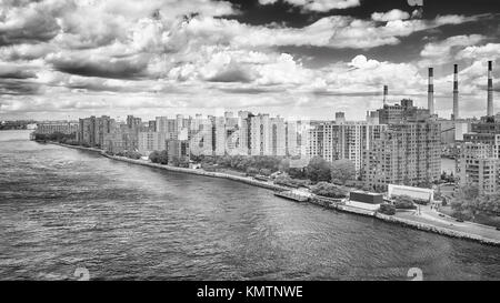 Schwarze und weiße Luftbild der Roosevelt Island, New York City, USA. Stockfoto