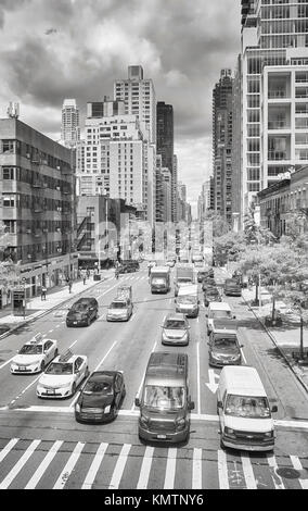 New York, USA - 26. Mai 2017: Verkehr auf der Second Avenue. Er hat eine Art und Weise, wie der Verkehr seit Juni 4, 1951 durchgeführt. Stockfoto