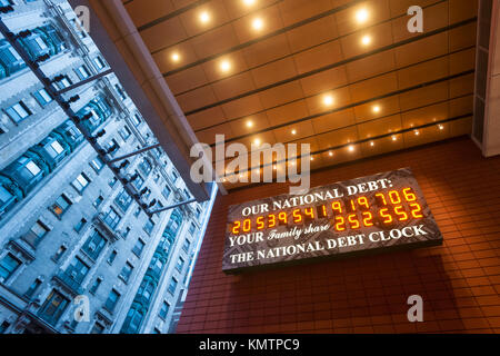 Die Staatsverschuldung wird am neuen Standort in der Anita Weise gesehen, ein privat geführtes öffentlichen Raum (Pop), off (aus) auf dem Times Square in Midtown in New York am Freitag, 1. Dezember 2017. real-estate Mogul, der späte Seymour Durst, die Uhr am Feb erstellt. 20, 1989 Aufmerksamkeit reaganomics zu rufen." Die "Innereien" der Uhr wurden aktualisiert, aber das Äußere wurde nicht überarbeitet. (© Richard b. Levine) Stockfoto