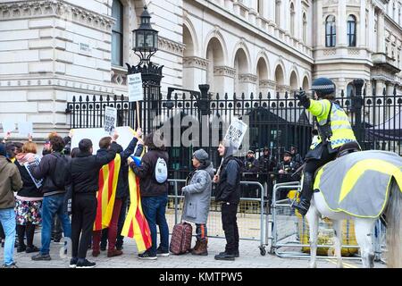 Pro katalanischen Unabhängigkeit Demonstranten sammeln außerhalb der Downing Street am 5. Dezember 2107 als Premierminister Theresa können Gespräche mit der spanischen Pr Stockfoto