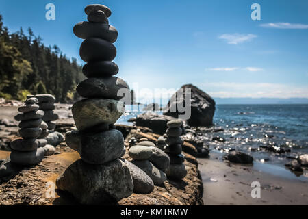 MYSTIC STRAND, Vancouver Island, BC - 19. Juli 2017 gebauten Felsen türmen Vor dem Pazifischen Ozean am 19. Juli 2017, auf mystische Strand. Stockfoto