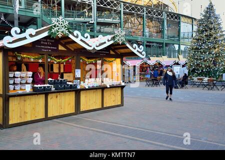 Chicagos Wrigleyville Nachbarschaft auf einem Geist der Weihnacht an der Nabe der Gemeinschaft nimmt, die ikonische Wrigley Field. Chicago, Illinois, USA. Stockfoto