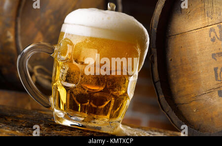 Wunderbare Handwerk Bier gegossen in ein Glas Stockfoto