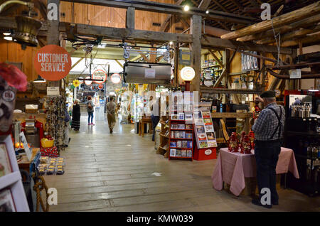 Interieur von Lehman s Hardware Store, Kidron, Ohio, USA. Die Quelle der Amish und Waren ohne elektrische Produkte Stockfoto