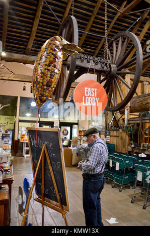 Interieur von Lehman s Hardware Store, Kidron, Ohio, USA. Die Quelle der Amish und Waren ohne elektrische Produkte Stockfoto