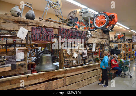 Interieur von Lehman s Hardware Store, Kidron, Ohio, USA. Die Quelle der Amish und Waren ohne elektrische Produkte Stockfoto