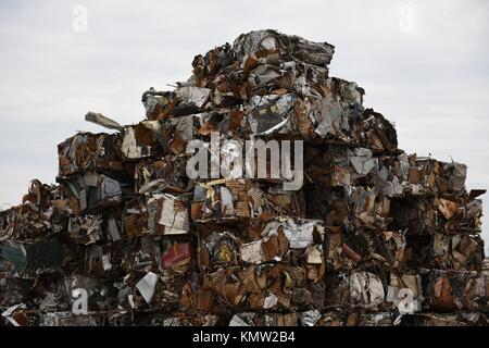 Altmetallrecycling in den USA, großer großer Stapel komprimierter Altmetallwürfel für das Altmetallrecycling Stockfoto