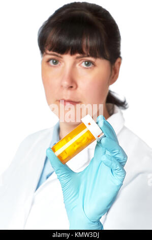 Ärztin oder Krankenschwester mit gelben Glas Pillen in Handschuhen. Flache DOF, auf die Pillen Fokus Stockfoto