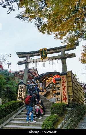 Kyoto, 26.November: Die schöne torii des Jishu-jinja in Otowa-San Kiyomizu-dera am 26.November 2017 in Kyoto, Japan Stockfoto