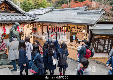 Kyoto, 26.November: Die schöne Jishu-jinja in Otowa-San Kiyomizu-dera am 26.November 2017 in Kyoto, Japan Stockfoto