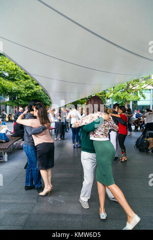 Menschen tanzen Tango im Bishops Square, Spitalfields, London, UK Stockfoto