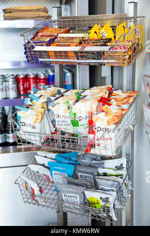 Eine Auswahl an süßen und herzhaften Snacks in der Cafeteria im Vereinigten Königreich Stockfoto