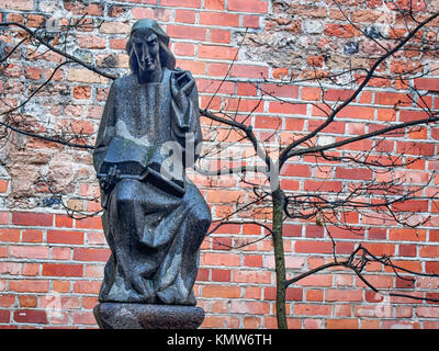 VILNIUS, LITAUEN - 8. DEZEMBER 2017: chroniker Statue von Vaclovas Krutinis. Die Skulptur immortalizes Gründer des gedruckten Skript im Großherzogtum Stockfoto