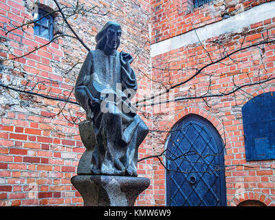 VILNIUS, LITAUEN - 8. DEZEMBER 2017: chroniker Statue von Vaclovas Krutinis. Die Skulptur immortalizes Gründer des gedruckten Skript im Großherzogtum Stockfoto