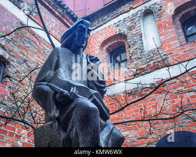 VILNIUS, LITAUEN - 8. DEZEMBER 2017: chroniker Statue von Vaclovas Krutinis. Die Skulptur immortalizes Gründer des gedruckten Skript im Großherzogtum Stockfoto