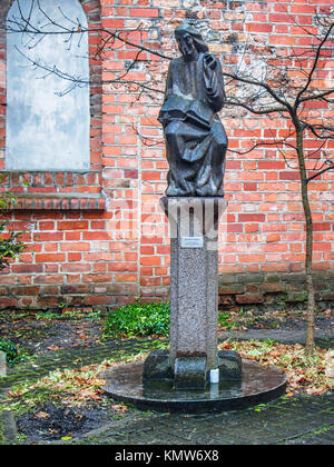 VILNIUS, LITAUEN - 8. DEZEMBER 2017: chroniker Statue von Vaclovas Krutinis. Die Skulptur immortalizes Gründer des gedruckten Skript im Großherzogtum Stockfoto