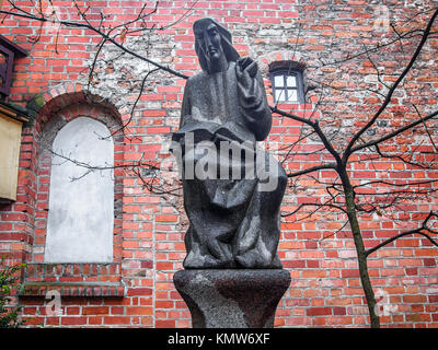 VILNIUS, LITAUEN - 8. DEZEMBER 2017: chroniker Statue von Vaclovas Krutinis. Die Skulptur immortalizes Gründer des gedruckten Skript im Großherzogtum Stockfoto