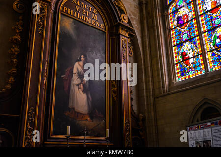 Religiöse Kunst in Form einer Renaissance Malerei neben einem Buntglasfenster in Unserer Lieben Frau von Bayeux Cathedral in Bayeux, Normandie, Frankreich Stockfoto