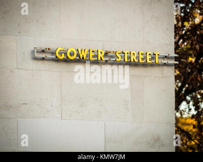 Art déco-Straße Zeichen, für Gower Street, Bloomsbury, London, auf der Seite der London School of Hygiene & Tropical Medicine Gebäude Stockfoto