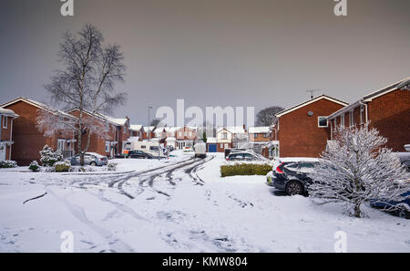 TELFORD, Großbritannien - 08 Dezember, 2017: Starker Schneefall Blick über Residental Immobilien mit Straßen und Autos im Schnee. Stockfoto